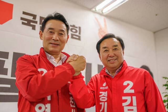 최근 포천시 소흘읍 송우리에서 열린 국민의힘 김성남 경기도의원 포천시 제2선거구 후보 선거사무소 개소식에서 백영현 시장 후보와 김성남 후보가 필승의지를 다지고 있다. 독자 제공