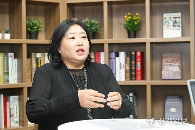 이윤진 경기도육상연맹회장이 경기일보와의 인터뷰에서 현장 중심의 리더십 등을 밝히고 있다. 조주현기자
