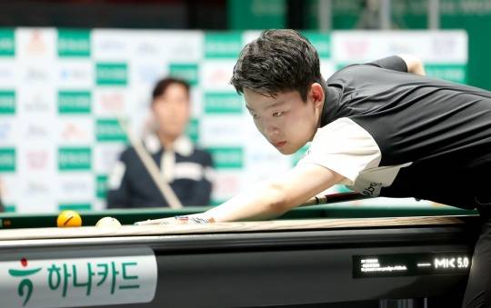 당구대에서 경기에 집중하는 김영원