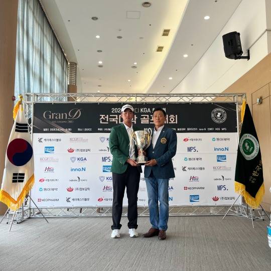 9일 2026 그랑디 KGA 회장배 전국대학 골프대회 시상식에서 한진우 한국대학골프연맹 회장(오른쪽)이 최저타 챔피언 김민기와 함께 포즈를 취하고 있다. [한국대학골프연맹 제공]