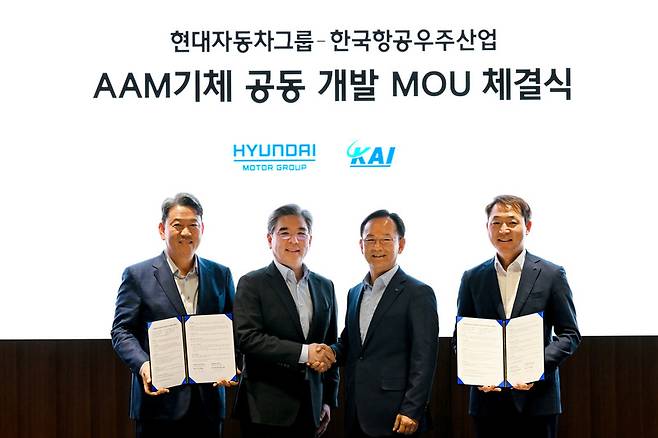 (왼쪽부터)현대차·기아 기획조정담당 서강현 사장, 현대차그룹 장재훈 부회장, KAI 김종출 사장, KAI 고정익사업부문장 차재병 부사장이 지난 8일 업무협약 체결 후 기념촬영을 하고 있다. [현대자동차그룹 제공]