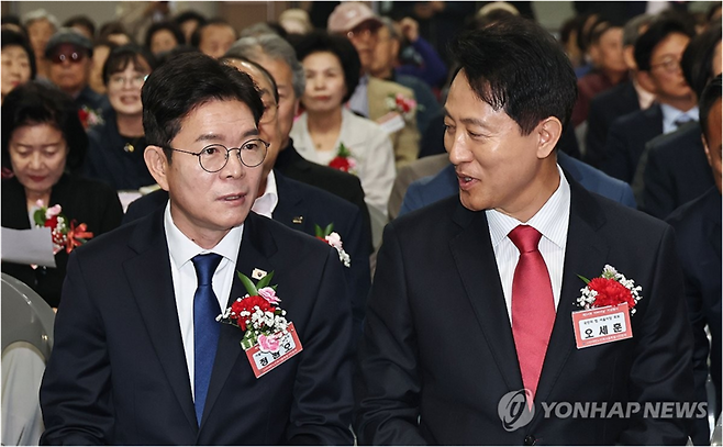 지난 6일 서울 중구 장충체육관에서 열린 어버이날 기념행사에서 만난 더불어민주당 정원오(왼) 서울시장 후보와 국민의힘 오세훈 서울시장 후보 / 사진=연합뉴스