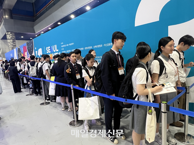지난 7일 서울 코엑스에서 열린 2026 서울머니쇼 ‘금융권 취업스쿨’ 강연장 앞이 금융권 취업을 희망하는 학생들로 인산인해를 이루고 있다. [김민주 기자]