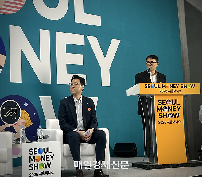 지난 7일 서울 코엑스에서 열린 2026 서울머니쇼 ‘금융권 취업스쿨’ 강연에 연사로 참여한 (왼쪽부터)KB국민은행 김명주 인재개발부 차장, 최종진 경영지원그룹 부행장. [김민주 기자]
