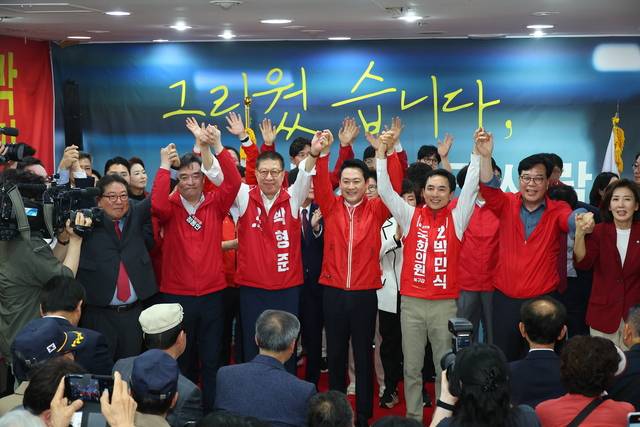 장동혁 국민의힘 대표가 10일 오후 부산 북구에서 열린 박민식 북갑 보궐선거 후보 선거사무소 개소식에서 박 후보와 손을 맞잡고 있다. 연합뉴스