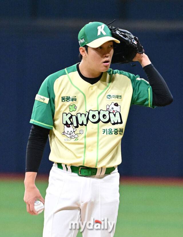 2026년 4월 12일 오후 서울 고척스카이돔에서 열린 '2026 신한 SOL KBO리그' 롯데 자이언츠와 키움 히어로즈의 경기. 키움 선발투수 안우진이 1회초 포수의 사인을 듣고 있다./마이데일리