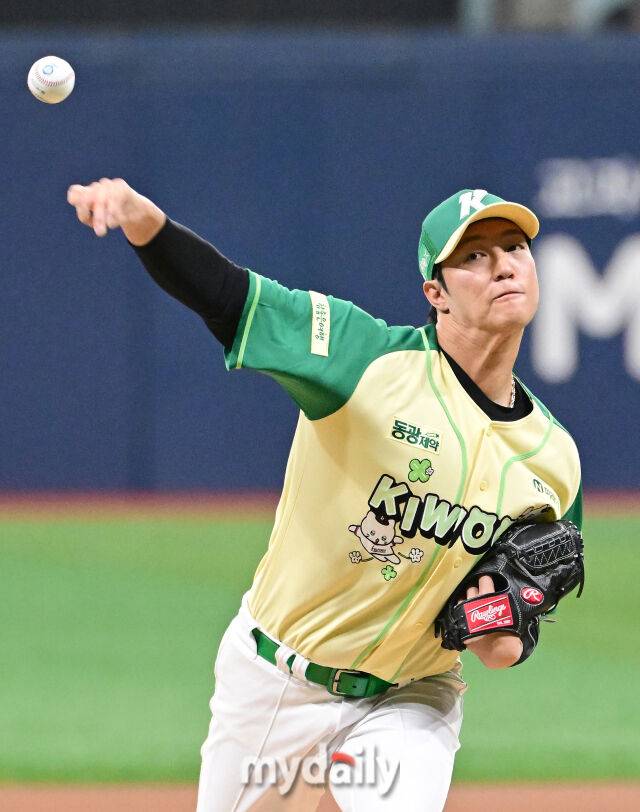 2026년 4월 12일 오후 서울 고척스카이돔에서 열린 '2026 신한 SOL KBO리그' 롯데 자이언츠와 키움 히어로즈의 경기. 키움 선발투수 안우진이 1회초 역투하고 있다./마이데일리