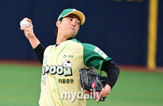 2026년 4월 12일 오후 서울 고척스카이돔에서 열린 '2026 신한 SOL KBO리그' 롯데 자이언츠와 키움 히어로즈의 경기. 키움 선발투수 안우진이 1회초 역투하고 있다./마이데일리