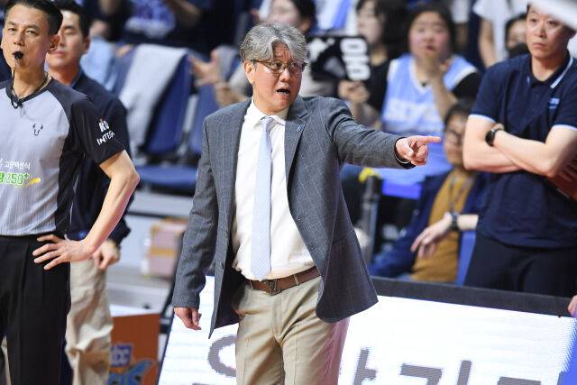 손창환 감독이 5월 9일 챔프전 3차전 작전을 지시하고 있다./KBL 제공