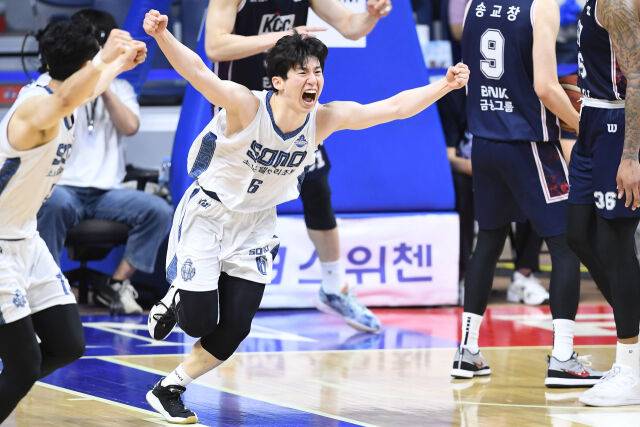 이정현이 5월 9일 챔프전 3차전 환호하고 있다./KBL 제공