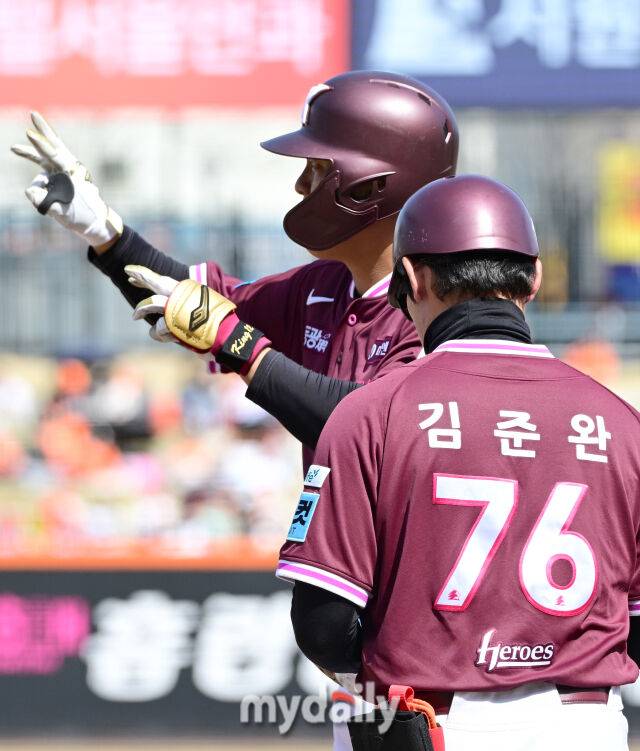 2026년 3월 29일 오후 대전 한화생명볼파크에서 열린 ‘2026 신한 SOL KBO리그' 키움 히어로즈와 한화 이글스의 경기. 키움 김건희가 2회초 1사 후 안타를 친 뒤 기뻐하고 있다./마이데일리