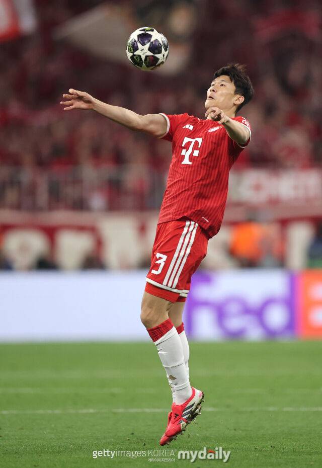 바이에른 뮌헨의 김민재가 2026년 5월 독일 뮌헨에서 열린 PSG와의 2025-26시즌 UEFA 챔피언스리그 4강 2차전에서 볼을 컨트롤하고 있다./게티이미지코리아