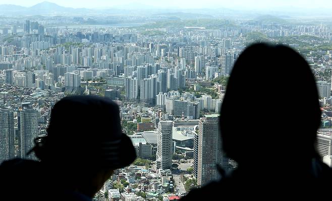 8일 서울 남산에서 바라본 도심 곳곳에 아파트가 빼곡하다. [연합]