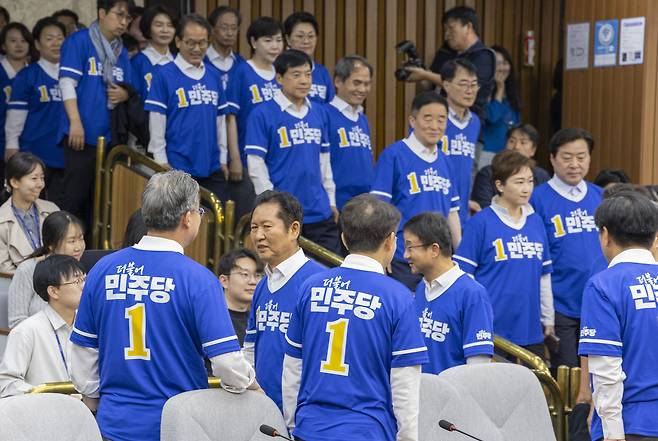 정청래 더불어민주당 대표와 한병도 원내대표를 비롯한 선대위원장들과 선대위원들이 10일 국회에서 열린 민주당 대한민국 국가 정상화 선거대책위원회 출범식에 입장하고 있다. [연합]