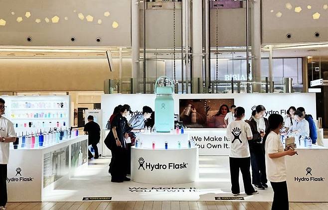 [서울=뉴시스] 롯데백화점이 세계 유명 텀블러 브랜드가 동시에 참여하는 '텀블러 페스티벌'을 국내 백화점 최초로 선보인다고 10일 밝혔다.(사진=롯데백화점 제공) *재판매 및 DB 금지 *재판매 및 DB 금지