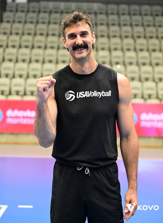 [서울=뉴시스] 카일 러셀이 9일(현지 시간) 체코 프라하에서 열린 2026 한국배구연맹(KOVO) 외국인 선수 남자부 트라이아웃에 참가해 연습경기를 마친 뒤 취재진과 인터뷰를 하고 있다. (사진=KOVO 제공) 2026.05.10.  *재판매 및 DB 금지