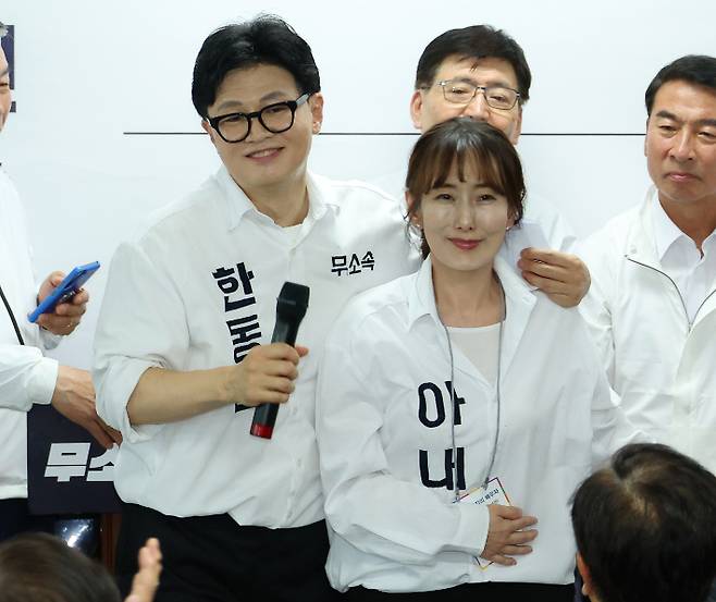 무소속 한동훈 부산 북갑 국회의원 보궐선거 후보가 10일 부산 북구에서 열린 선거사무소 개소식에서 아내 진은정 변호사를 소개하고 있다.  연합뉴스