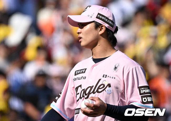 [OSEN=대전, 조은정 기자]9일 오후 대전 한화생명볼파크에서 2026 신한 SOL KBO리그 한화 이글스와 LG 트윈스의 경기가 열렸다.이날 한화는 왕옌청을 LG는 치리노스를 선발로 내세웠다.5회말 2사에서 한화 왕옌청이 LG 이재원의 행운의 안타에 아쉬워하고 있다. 2026.05.09 /cej@osen.co.kr