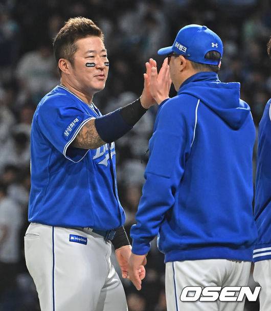 [OSEN=창원, 이석우 기자] 9일 창원NC파크에서 2026 신한 SOL KBO 리그 NC 다이노스와 삼성 라이온즈의 경기가 열렸다. 홈팀 NC는 신민혁이, 방문팀 삼성은 후라도가 선발 출전했다. 삼성 라이온즈 최형우가 NC 다이노스에 5-4로 승리한 후 박진만 감독과 기쁨을 나누고 있다. 2026.05.09 / foto0307@osen.co.kr