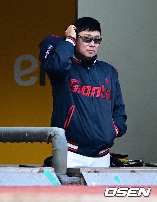 [OSEN=인천, 조은정 기자]1일 오후 인천 문학동 SSG랜더스필드에서 ‘2026 신한 SOL BANK KBO리그’ SSG 랜더스와 롯데 자이언츠의 경기가 진행됐다.이날 SSG는 타케다를, NC는 박세웅을 선발투수로 내세웠다.롯데 김태형 감독이 경기를 지켜보고 있다. 2026.05.01 /cej@osen.co.kr