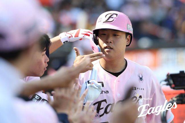 김경문 감독이 이끄는 한화 이글스는 10일 대전 한화생명 볼파크에서 열린 2026 신한 SOL KBO리그 LG와의 홈경기에서 9-3으로 승리했다. 이날 승리로 2연승과 위닝시리즈를 달성한 한화는 시즌 전적 16승20패를 만들었다. 강백호는 홈런 포함 3안타 1타점 2득점을 기록했다. 한화 이글스