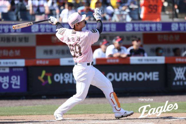 김경문 감독이 이끄는 한화 이글스는 10일 대전 한화생명 볼파크에서 열린 2026 신한 SOL KBO리그 LG와의 홈경기에서 9-3으로 승리했다. 이날 승리로 2연승과 위닝시리즈를 달성한 한화는 시즌 전적 16승20패를 만들었다. 허인서는 홈런 포함 3안타 1타점 2득점을 기록했다. 한화 이글스