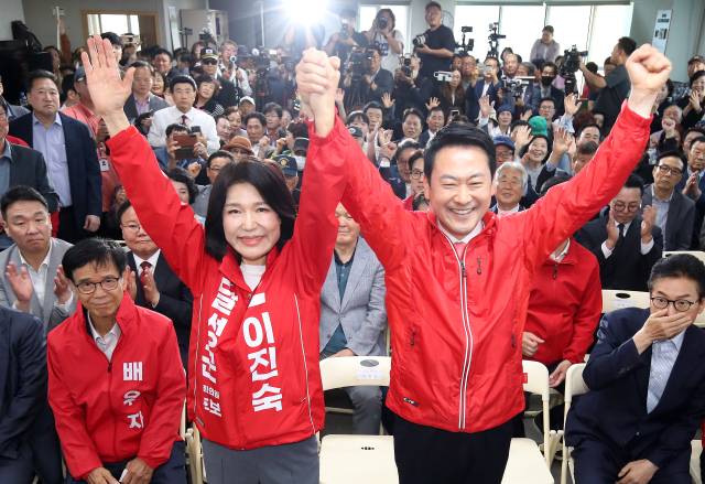 ▲국민의힘 장동혁 대표와 이진숙 달성군 국회의원 보궐선거 예비후보가 10일 대구 달성군 이 예비후보 선거사무소 개소식에서 손잡고 파이팅하고 있다. ⓒ연합뉴스