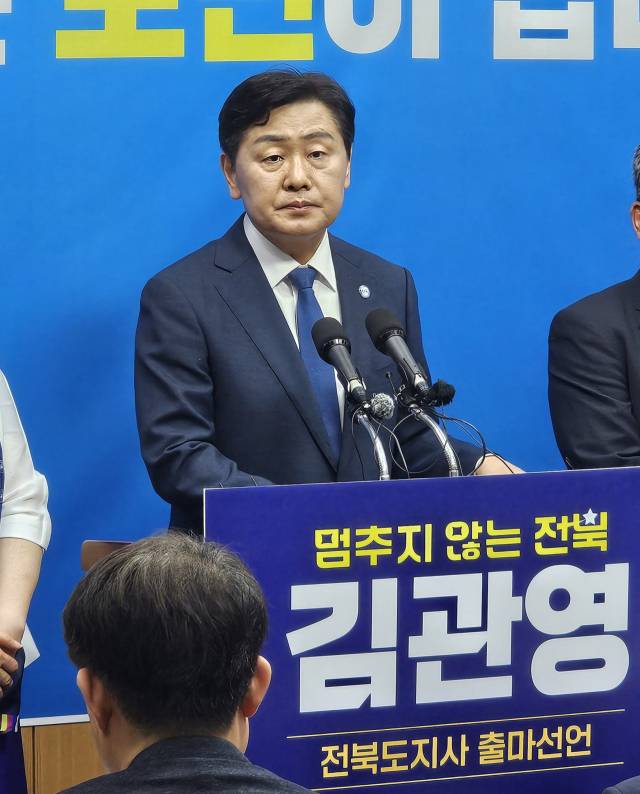 ▲ 김관영 전북도지사 예비후보가 지난 7일 전북도의회 브리핑룸에서 열린 무소속 출마 기자회견에서 기자들의 질문에 답하고 있다. ⓒ프레시안(양승수)