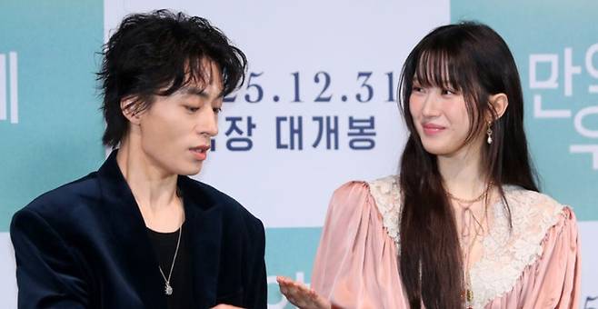 지난해 12월 배우 구교환(왼쪽), 문가영이 18일 오후 서울 용산구 CGV 용산아이파크몰에서 열린 영화 '만약에 우리' 언론시사회에 참석했다. 뉴시스