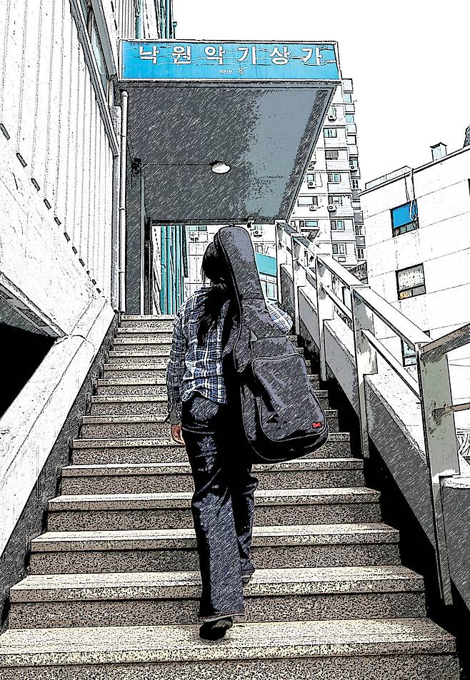지난달 28일, 정세진 기자가 통기타 케이스를 메고 서울 종로구 낙원상가 계단을 오르고 있다. 낙원상가는 생전 하진이 아빠의 기타에 피에조 픽업을 달기 위해 직접 찾았던 곳이다. 사진은 실사에 스케치 효과를 더했다. 유희태 기자