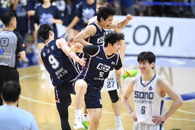 송교창(왼쪽부터), 허훈, 김동현이 9일 부산 사직실내체육관에서 열린 2025~2026 LG전자 프로농구 챔피언결정전 3차전 승리 확정 후 세리머니하고 있다. /사진=KBL 제공