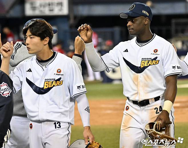 9일 오후 서울 송파구 잠실야구장에서 열린 '2026 신한 SOL Bank KBO리그' SSG 랜더스와 두산 베어스의 경기, 두산이 SSG에 9:4로 승리하며 전날 패배를 설욕했다.  이날 경기에서 승리한 두산 선수들이 기뻐하고 있다. 잠실, 김한준 기자