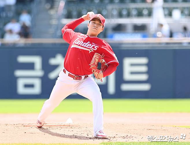 10일 오후 서울 송파구 잠실야구장에서 열린 '2026 신한 SOL Bank KBO리그' SSG 랜더스와 두산 베어스의 경기, 1회말 SSG 선발투수 최민준이 공을 힘차게 던지고 있다. 잠실, 고아라 기자