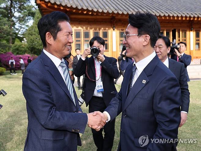 인사하는 김민석 국무총리와 민주당 정청래 대표 (서울=연합뉴스) 안정원 기자 = 김민석 국무총리가 22일 서울 삼청동 총리공관에서 열린 고위당정협의회에서 더불어민주당 정청래 대표와 인사하고 있다. 2026.4.22 jeong@yna.co.kr