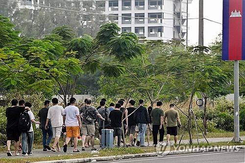 이사 중인 캄보디아 범죄단지 조직원들 지난 1월 15일(현지시간) 캄보디아 남부 시아누크빌 범죄단지에서 나와 다른 곳으로 이동 중인 범죄단지 조직원들. 2026.01.22
[AFP 연합뉴스 자료사진. 재판매 및 DB 금지]