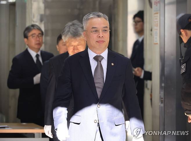 권창영 종합특검 현판식 (과천=연합뉴스) 최재구 기자 = 권창영 2차 종합특별검사가 25일 과천 사무실 현판식에서 이동하고 있다. 2026.2.25 jjaeck9@yna.co.kr
