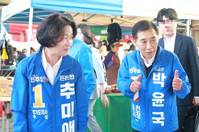 ▲ 더불어민주당 추미애 경기도지사 후보(왼쪽)가 지난 10일 박윤국 포천시장 후보와 함께 포천 신읍5일장을 방문해 상인 및 시민들과 인사하며 지지를 호소하고 있다. 박 후보가 상인을 향해 엄지손가락을 치켜세우고 있다. /사진제공=박윤국 후보 캠프