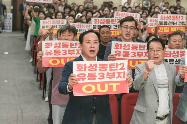 이권재 오산시장과 주민·단체들이 지난해 9월 26일 주민설명회를 통해 동탄2 물류센터의 백지화를 촉구하고 있다. [사진=이권재 후보 캠프]
