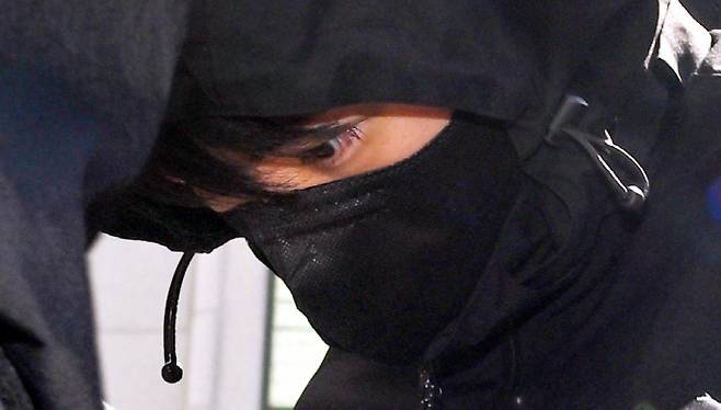 한밤중 광주 도심에서 흉기를 휘둘러 일면식 없는 여고생을 살해하고 남고생을 다치게 한 혐의(살인 등)를 받는 장모(24)씨가 지난 7일 오전 광주 동구 광주지법에서 구속 전 피의자 심문(영장실질심사)을 받기 위해 법정으로 이동하고 있다. /뉴시스