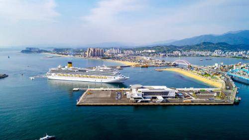 ◇속초항에 입항하는 11만톤급 크루즈 코스타세레나호.