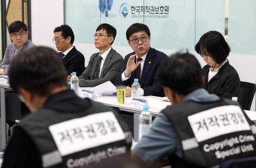 최휘영 문화체육관광부 장관이 11일 한국저작권보호원을 방문해 저작권 침해 사이트 긴급 차단 제도 운영 현황을 점검하고 있다. 연합뉴스