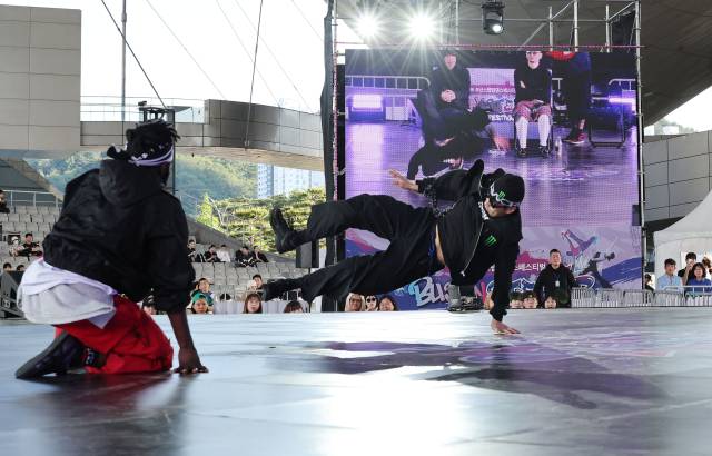 10일 부산 해운대구 영화의전당에서 열린 2026 부산스텝업댄스페스티벌에서 ‘월드 스트리트 2:2 댄스 배틀’(프리스타일)이 진행되고 있다. 정종회 기자 jjh@