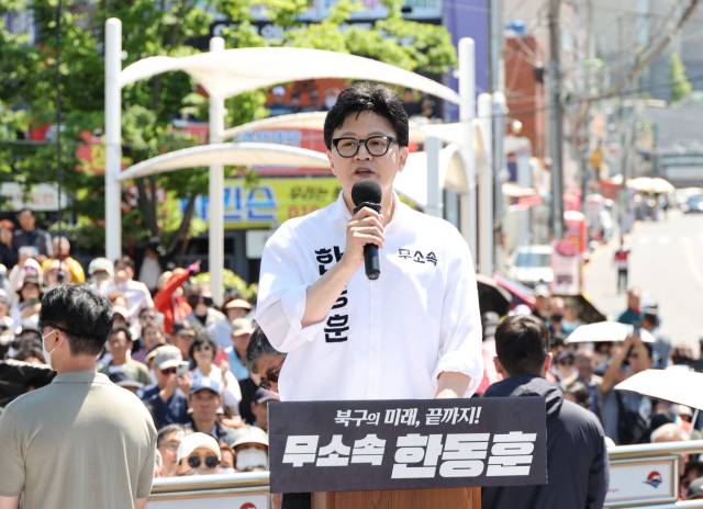 부산 북구갑 국회의원 보궐서거에 출마하는 한동훈 무소속 후보가 9일 오후 부산 북구 구포시장 인근에서 출마 선언 기자회견을 하고 있다. 이재찬 기자 chan@