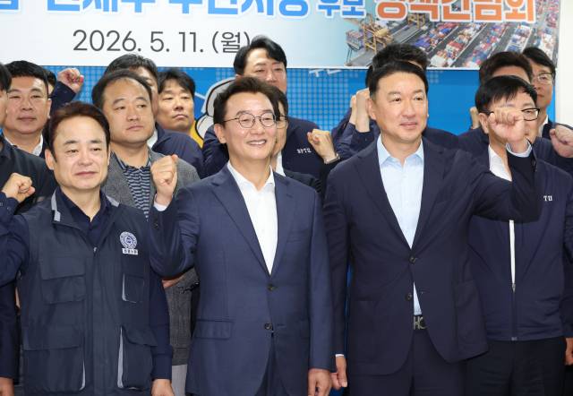 더불어민주당 전재수 부산시장 후보가 11일 오전 부산 중구 부산항운노조에서 열린 정책 간담회에서 박병근 위원장 등 참석자들과 기념사진을 찍고 있다. 이날 부산항운노조는 전 후보 지지를 선언했다. 정종회 기자 jjh@
