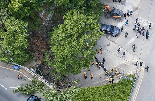 ▲ 8일 오전 10시 47분께 대구 남구 봉덕동 한 지하도 옆 경사로에서 대형 암석이 떨어지는 사고가 나 관계 당국이 현장을 통제하고 있다. 이 사고로 해당 지하도를 지나던 행인 1명이 숨졌다.연합