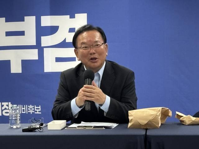 더불어민주당 김부겸 대구시장 후보가 11일 캠프 사무소에서 브라운백미팅을 열고 발언하고 있다. 이혜림 기자