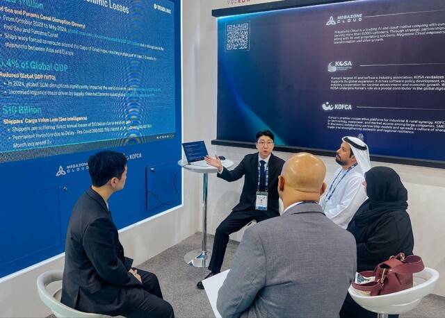 ‘아디펙(ADIPEC) 2025‘에서 UAE 국영 석유회사인 애드녹(ADNOC) 관계자에게 트레드링스 서비스를 소개하고 있다. 트레드링스 제공