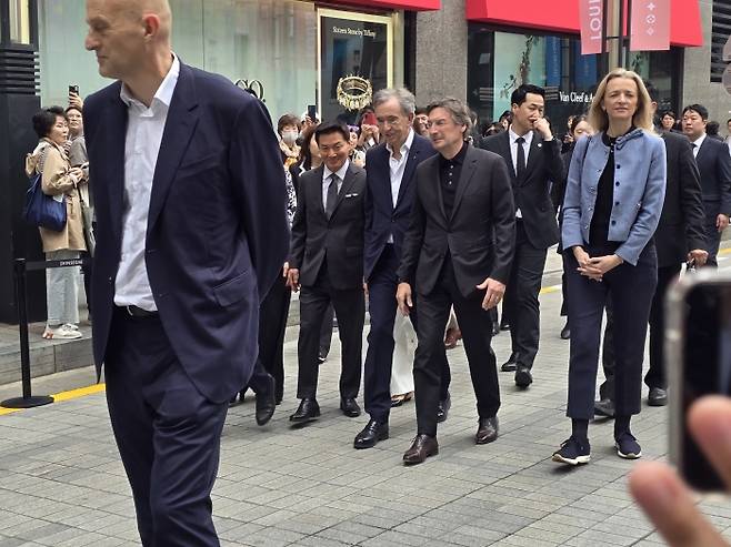 11일 베르나르 아르노 루이뷔통모에헤네시(LVMH) 회장이 서울 중구 신세계백화점 본점을 찾아 박주형 신세계 대표와 대화를 나누고 있다. 사진=선다혜 기자