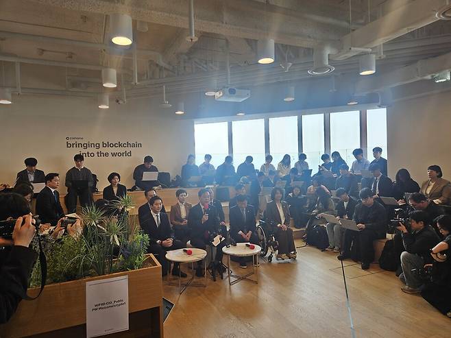 3월 25일 오전 서울 여의도 코인원 본사를 찾은 국민의힘 지도부와 업계 관계자들이 '디지털자산 과세제도 개선 간담회'에서 가상자산 과세 폐지 및 제도 정비 방안을 논의하고 있다. /DAXA