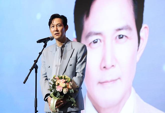 우리나라를 대표하는 배우이자 사업가인 이정재 이사가 거느리고 있는 코스닥 상장사 아티스트스튜디오와 소액주주와의 법적 분쟁이 대법원까지 향하게 됐습니다. / 뉴시스